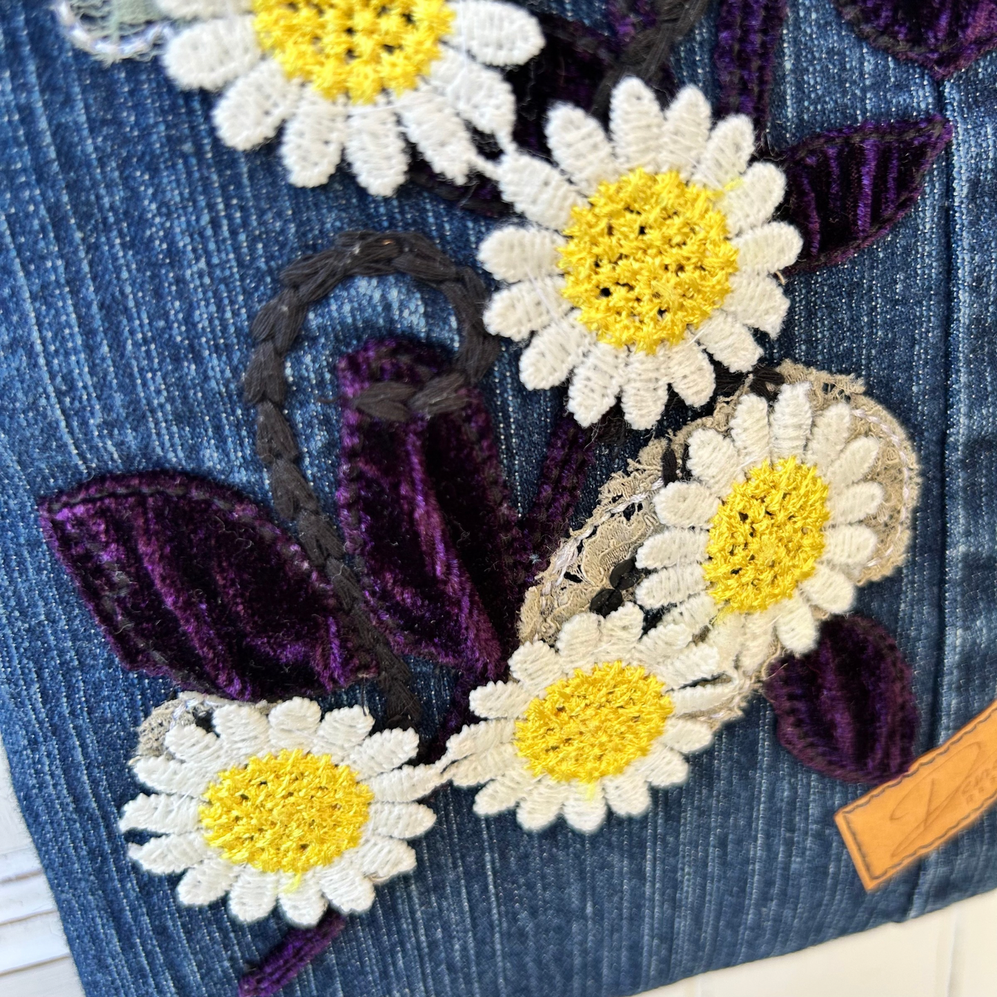 Small Crossbody Bag - Vintage Daisies