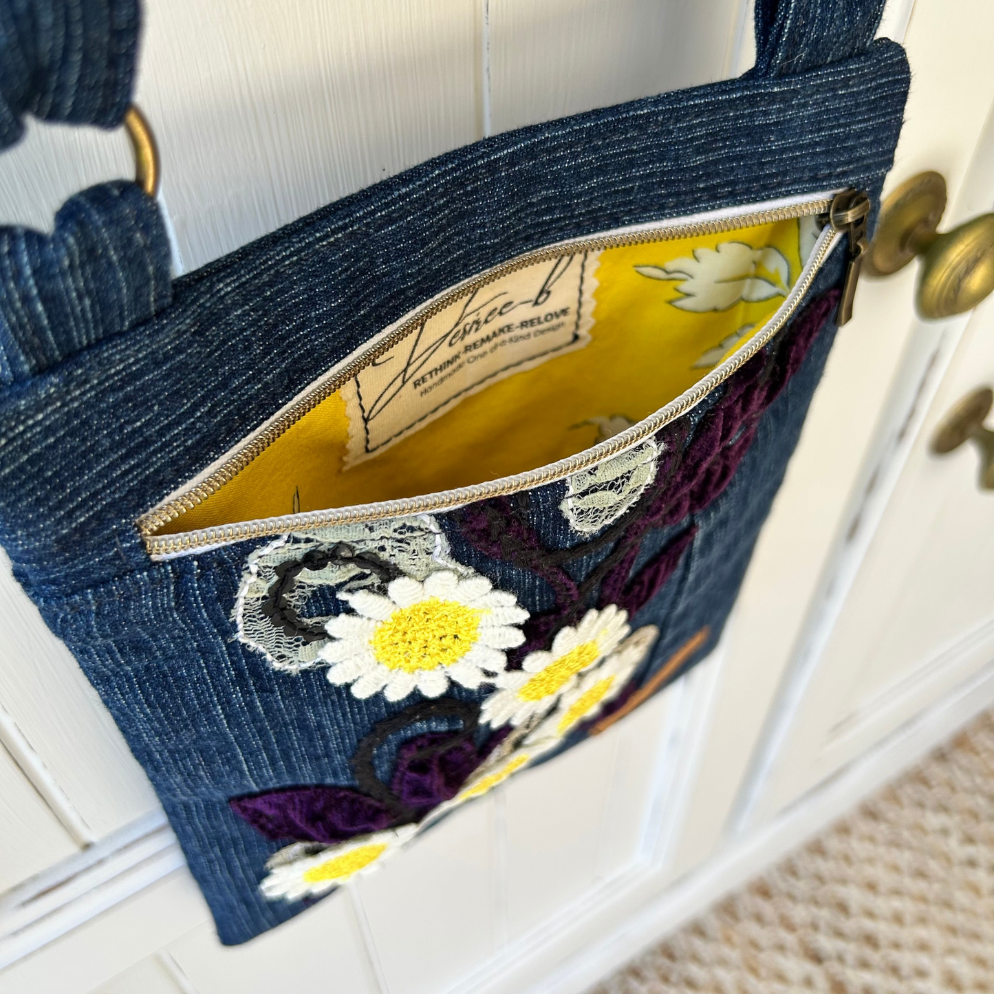 Small Crossbody Bag - Vintage Daisies
